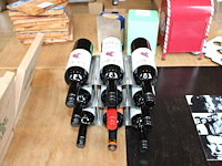 Wijnrek met 9 flessen rode wijn. - afbeelding 1 van  2