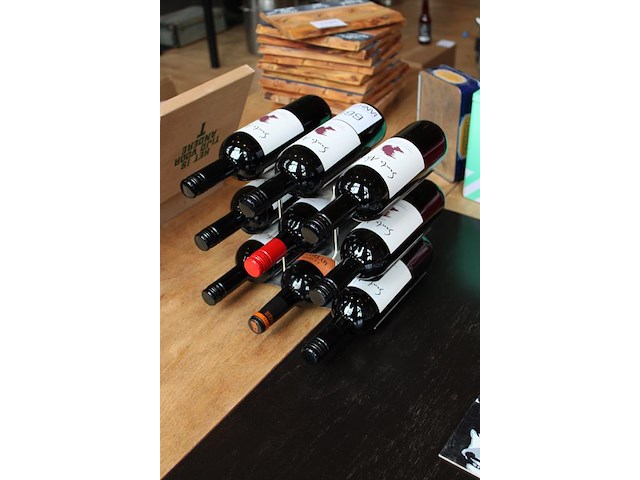 Wijnrek met 9 flessen rode wijn. - afbeelding 2 van  2