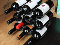 Wijnrek met 9 flessen rode wijn. - afbeelding 2 van  2