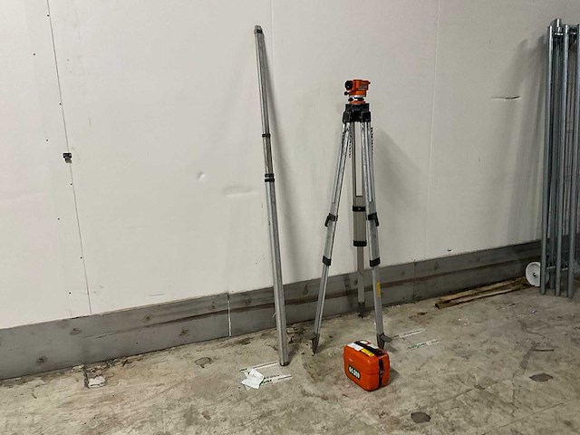 Wild nk1 waterpasinstrument / kijker met meetlat - afbeelding 6 van  7