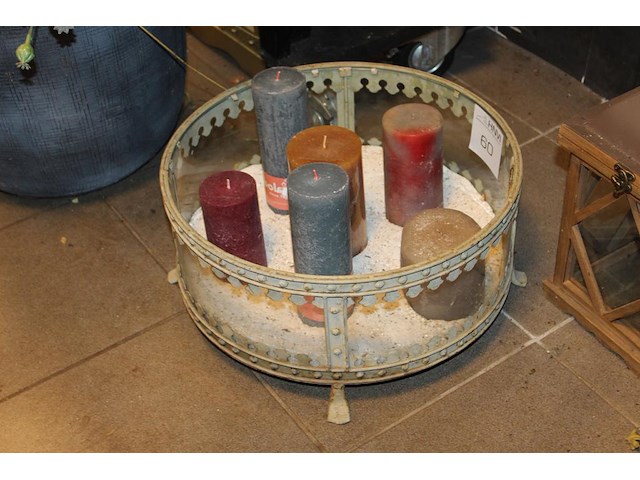 Windlicht doorsnede 108 cm, gevuld met vogelzand en diverse kaarsen. - afbeelding 1 van  2