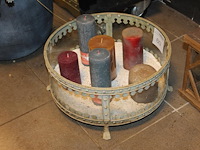 Windlicht doorsnede 108 cm, gevuld met vogelzand en diverse kaarsen. - afbeelding 1 van  2