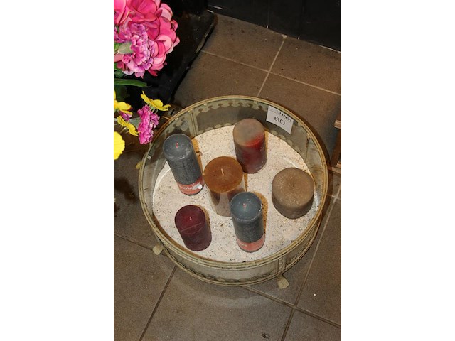 Windlicht doorsnede 108 cm, gevuld met vogelzand en diverse kaarsen. - afbeelding 2 van  2