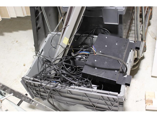 Winkel display gerelateerde producten in vijf stapelbare kratten waaronder trafo's kabels en beugels. - afbeelding 1 van  3