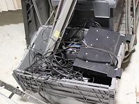 Winkel display gerelateerde producten in vijf stapelbare kratten waaronder trafo's kabels en beugels. - afbeelding 1 van  3