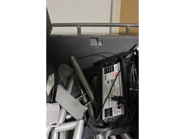 Winkel display gerelateerde producten in vijf stapelbare kratten waaronder trafo's kabels en beugels. - afbeelding 2 van  3