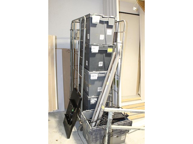 Winkel display gerelateerde producten in vijf stapelbare kratten waaronder trafo's kabels en beugels. - afbeelding 3 van  3