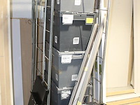 Winkel display gerelateerde producten in vijf stapelbare kratten waaronder trafo's kabels en beugels. - afbeelding 3 van  3