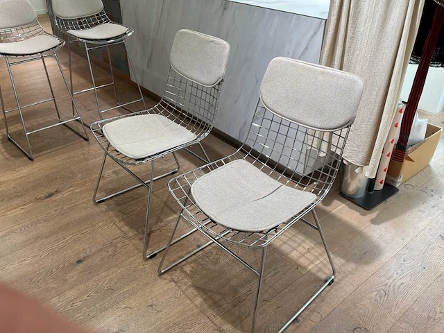 Winkel inventaris bestaande uit verkoopbalie, kledingrekken en accessoires - afbeelding 4 van  26