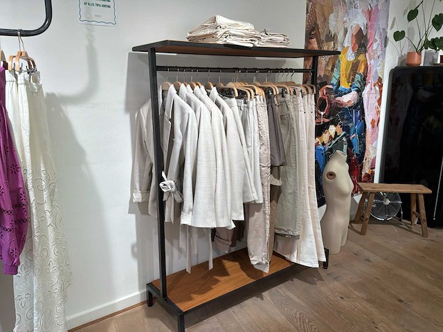 Winkel inventaris bestaande uit verkoopbalie, kledingrekken en accessoires - afbeelding 5 van  26