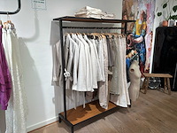 Winkel inventaris bestaande uit verkoopbalie, kledingrekken en accessoires - afbeelding 5 van  26