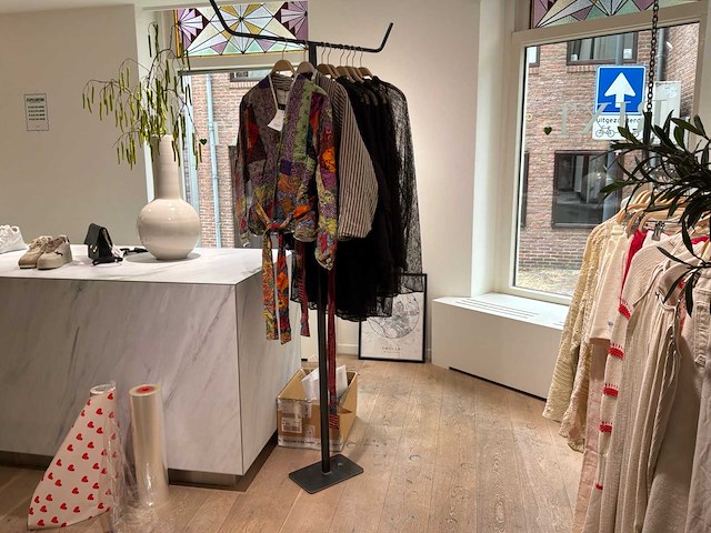 Winkel inventaris bestaande uit verkoopbalie, kledingrekken en accessoires - afbeelding 6 van  26
