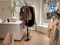Winkel inventaris bestaande uit verkoopbalie, kledingrekken en accessoires - afbeelding 6 van  26