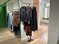 Winkel inventaris bestaande uit verkoopbalie, kledingrekken en accessoires - afbeelding 7 van  26
