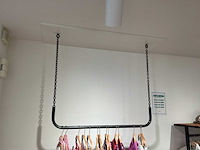 Winkel inventaris bestaande uit verkoopbalie, kledingrekken en accessoires - afbeelding 8 van  26