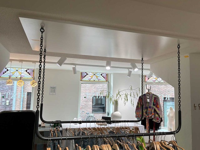 Winkel inventaris bestaande uit verkoopbalie, kledingrekken en accessoires - afbeelding 9 van  26