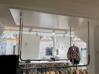 Winkel inventaris bestaande uit verkoopbalie, kledingrekken en accessoires - afbeelding 9 van  26