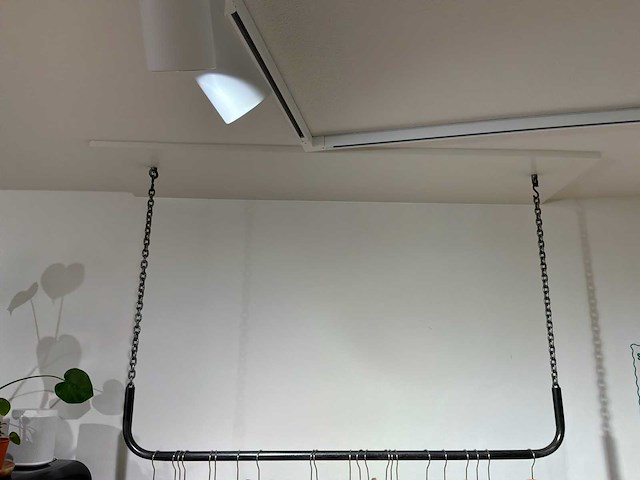 Winkel inventaris bestaande uit verkoopbalie, kledingrekken en accessoires - afbeelding 10 van  26