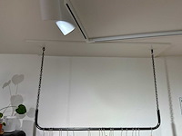 Winkel inventaris bestaande uit verkoopbalie, kledingrekken en accessoires - afbeelding 10 van  26
