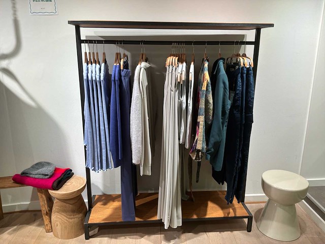 Winkel inventaris bestaande uit verkoopbalie, kledingrekken en accessoires - afbeelding 11 van  26