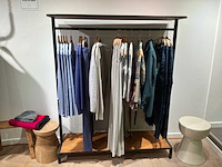 Winkel inventaris bestaande uit verkoopbalie, kledingrekken en accessoires - afbeelding 11 van  26