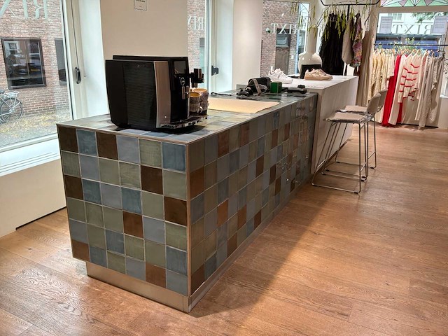 Winkel inventaris bestaande uit verkoopbalie, kledingrekken en accessoires - afbeelding 1 van  26