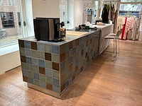 Winkel inventaris bestaande uit verkoopbalie, kledingrekken en accessoires - afbeelding 1 van  26