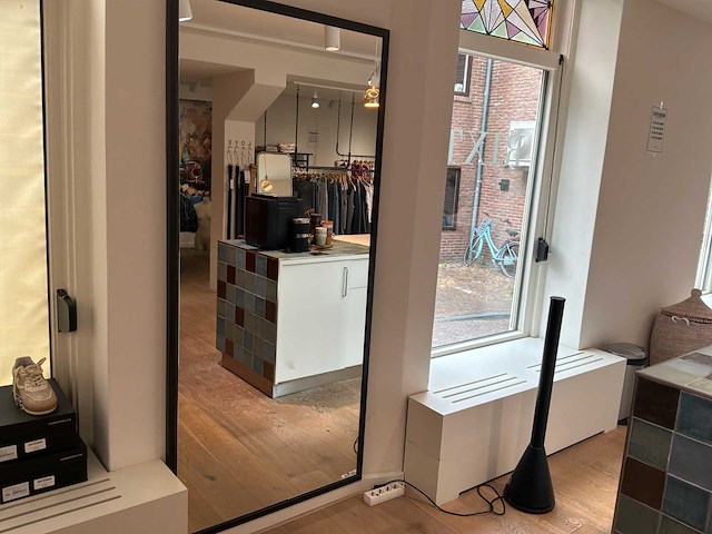 Winkel inventaris bestaande uit verkoopbalie, kledingrekken en accessoires - afbeelding 13 van  26