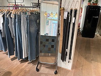Winkel inventaris bestaande uit verkoopbalie, kledingrekken en accessoires - afbeelding 16 van  26