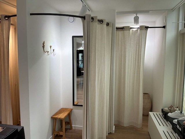 Winkel inventaris bestaande uit verkoopbalie, kledingrekken en accessoires - afbeelding 18 van  26