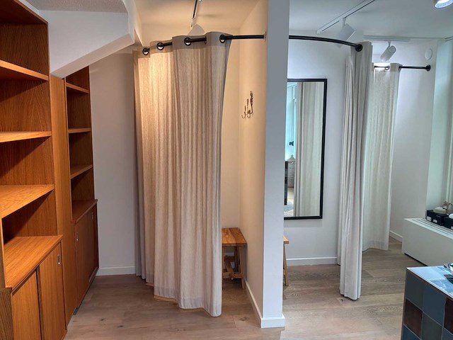 Winkel inventaris bestaande uit verkoopbalie, kledingrekken en accessoires - afbeelding 19 van  26