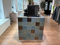 Winkel inventaris bestaande uit verkoopbalie, kledingrekken en accessoires - afbeelding 12 van  26