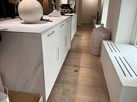 Winkel inventaris bestaande uit verkoopbalie, kledingrekken en accessoires - afbeelding 21 van  26