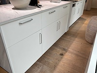 Winkel inventaris bestaande uit verkoopbalie, kledingrekken en accessoires - afbeelding 22 van  26