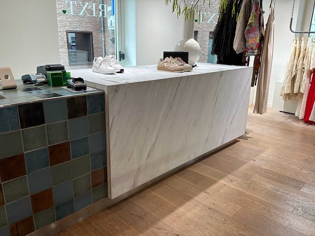 Winkel inventaris bestaande uit verkoopbalie, kledingrekken en accessoires - afbeelding 23 van  26