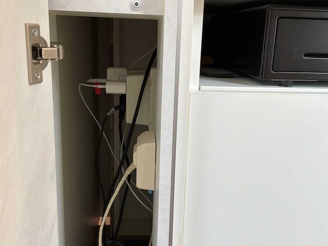 Winkel inventaris bestaande uit verkoopbalie, kledingrekken en accessoires - afbeelding 25 van  26
