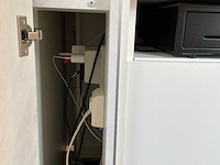Winkel inventaris bestaande uit verkoopbalie, kledingrekken en accessoires - afbeelding 25 van  26