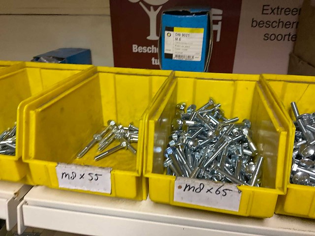 Winkel stelling met inhoud. - afbeelding 10 van  49