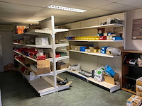 Winkel stelling met inhoud. - afbeelding 1 van  49