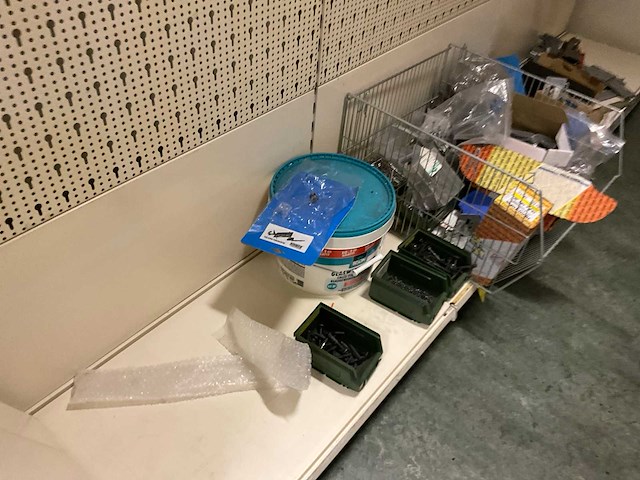 Winkel stelling met inhoud. - afbeelding 16 van  49