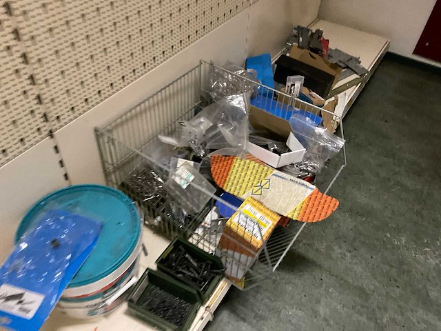 Winkel stelling met inhoud. - afbeelding 17 van  49