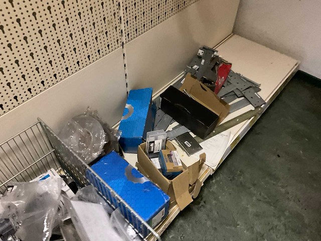 Winkel stelling met inhoud. - afbeelding 18 van  49