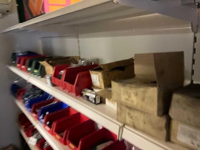 Winkel stelling met inhoud. - afbeelding 24 van  49