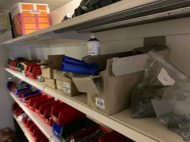 Winkel stelling met inhoud. - afbeelding 25 van  49