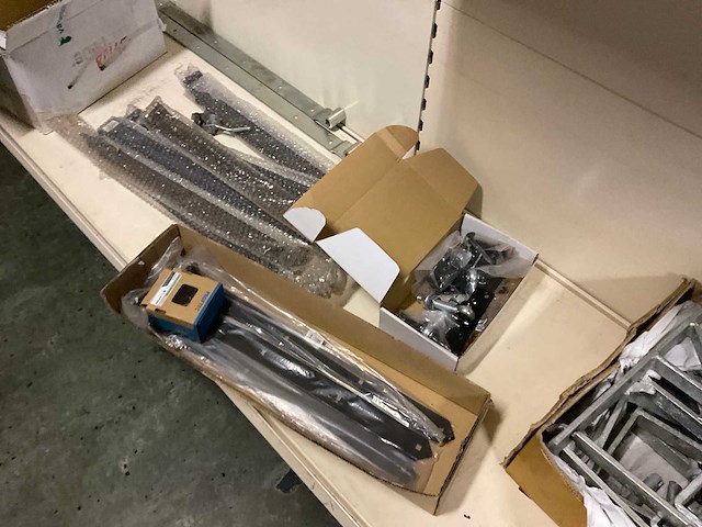 Winkel stelling met inhoud. - afbeelding 47 van  49