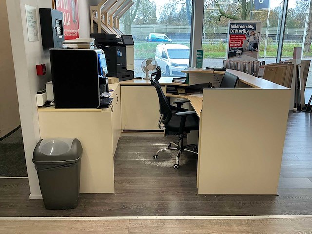 Winkel toonbank met achterwand - afbeelding 3 van  9