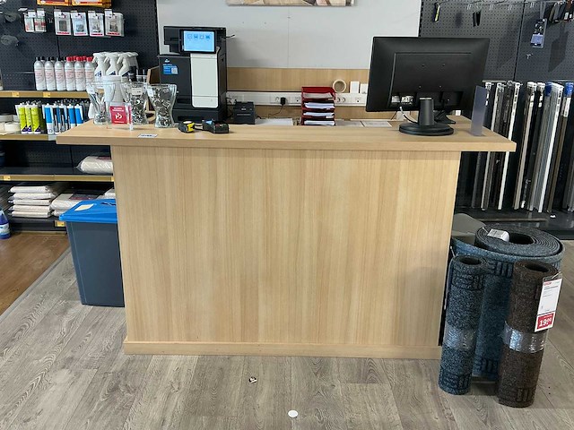Winkel toonbank met achterwand - afbeelding 3 van  10