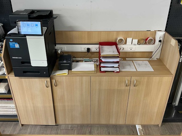 Winkel toonbank met achterwand - afbeelding 4 van  10