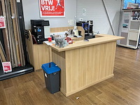 Winkel toonbank met achterwand