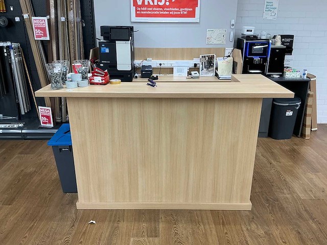 Winkel toonbank met achterwand - afbeelding 2 van  6